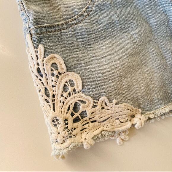 3/$20 FOREVER 21 Blue White Wash Lace Cut Off Denim Jean Mini Frayed Shorts 24 - Picture 3 of 6
